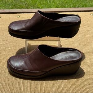Liz Claiborne Boast Brown Leather Slip-On Clogs Size 8